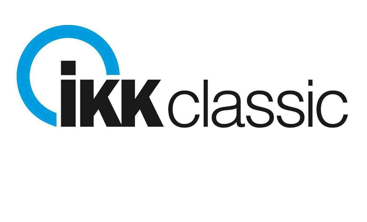 ikk-classic-krankenkasse-deutschland-logo Logo der IKK classic mit modernem Schriftzug in Schwarz und stilisiertem blauen Halbkreis auf weißem Hintergrund.