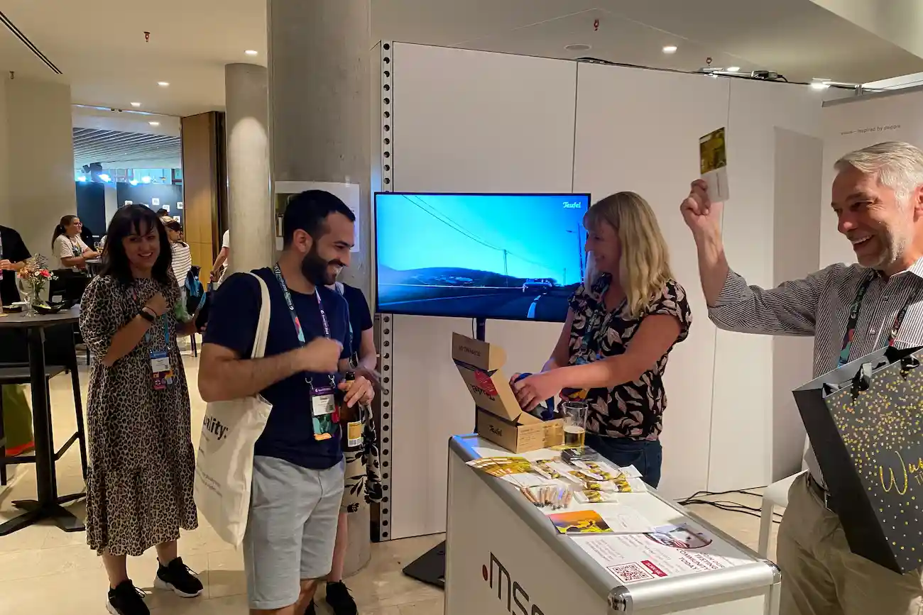 Besuchende am Messestand von msg.passbrains auf der EuroSTAR Conference im Gespräch mit dem Team, um sich über Crowdtesting, KI-gestützte Testfallgenerierung und Barrierefreiheitstests zu informieren.