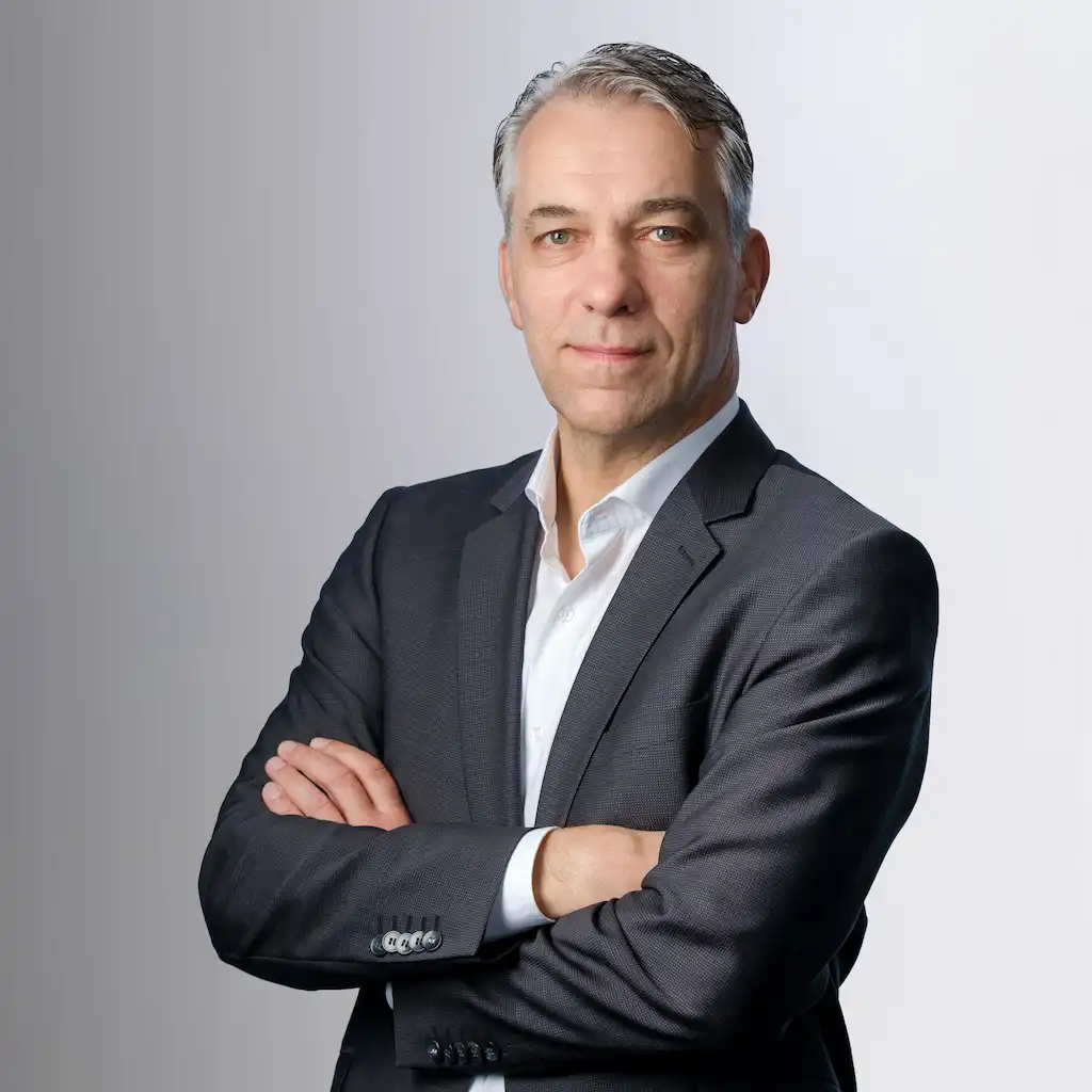 Ein Porträt von Stephan Ingerberg in Anzug und weißem Hemd.