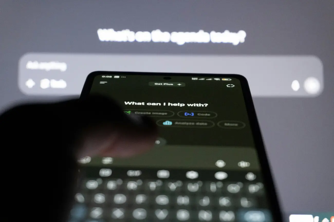 Smartphone mit KI-Chat-Interface in Nutzung – zeigt dynamische Antworten und Interaktion mit generativer künstlicher Intelligenz, exemplarisch für UX-Herausforderungen bei AI-Interfaces und Crowdtesting